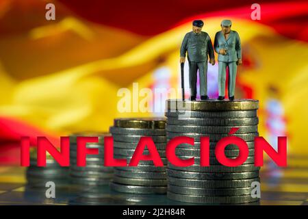 Miniatur Menschen altes Paar zu Fuß mit einem Rohrglas Schach Spanien spanische Flagge Hintergrund. Konzept der Rentenstrategie Stockfoto