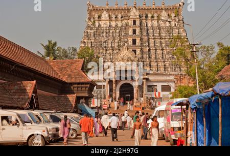 Anhänger und Pilger vor dem Anantha Padmanabha swamy Tempel in Trivandrum oder Thiruvananthapuram Staat Kerala Indien Stockfoto