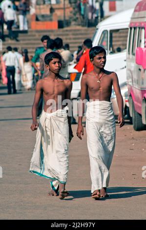 Zwei junge Anhänger vor dem Anantha Padmanabhaswamy Tempel in Trivandrum oder Thiruvananthapuram Staat Kerala Indien Stockfoto