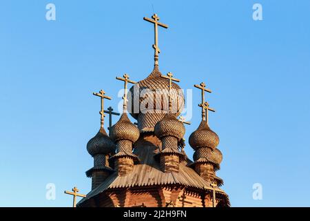 SWJATOGORSK, UKRAINE - 31. OKTOBER 2021: Es handelt sich um eine Kuppel der alten Holzkirche des Swjatogorsk Lavra. Stockfoto