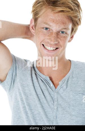 Selbstbewusst und lässig. Studioporträt eines hübschen jungen Mannes mit Ingwerhaar. Stockfoto