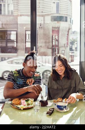 Ein lächelndes Paar genießt das Frühstück im Restaurant Stockfoto