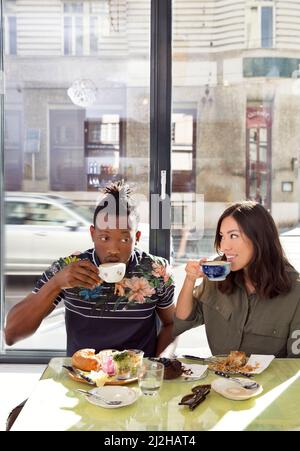 Paar genießen das Frühstück im restaurant Stockfoto