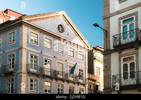 Portugal, Porto, Mehrfamilienhaus mit traditionellen Azulejos bedeckt Stockfoto