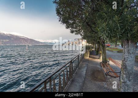 Italien, Bellagio, Bank an der Promenade am Comer See Stockfoto