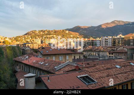 Italien, Como, Blick auf die Stadt und die Berge Stockfoto