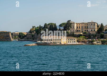 Griechenland, Insel Korfu, Alte Gebäude vom Meer aus gesehen Stockfoto