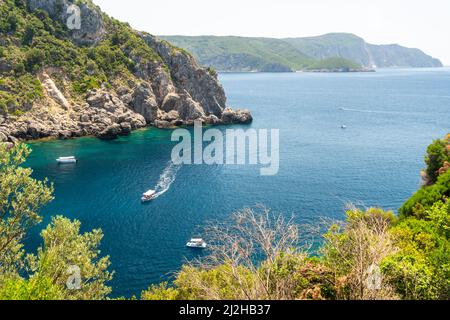 Griechenland, Korfu Insel, Kerkyra, Boote in Bucht in der Nähe der felsigen Küste Stockfoto