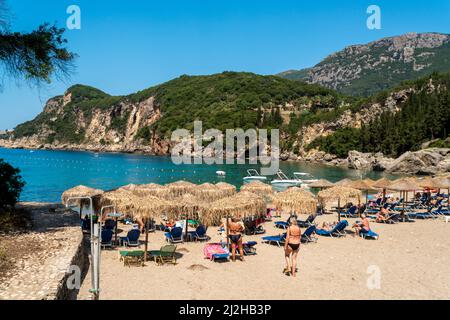 Griechenland, Korfu Insel, Touristen entspannen am Liapades Strand Stockfoto