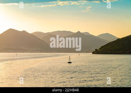 Griechenland, Igoumenitsa, Meer und Hügel bei Sonnenaufgang Stockfoto