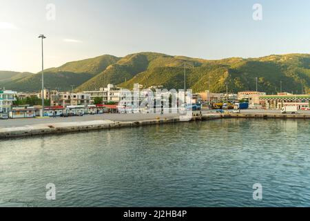 Griechenland, Igoumenitsa, Fährhafen und grüne Hügel Stockfoto