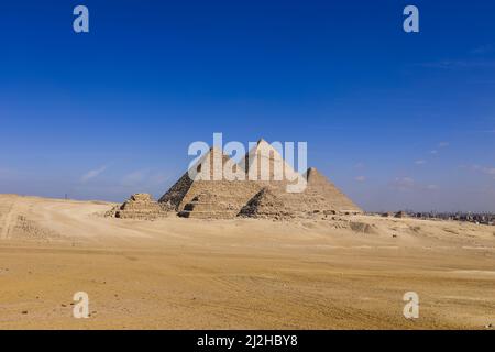 Hauptansicht zu allen sieben alten ägyptischen Pyramiden aus Gizeh Stockfoto