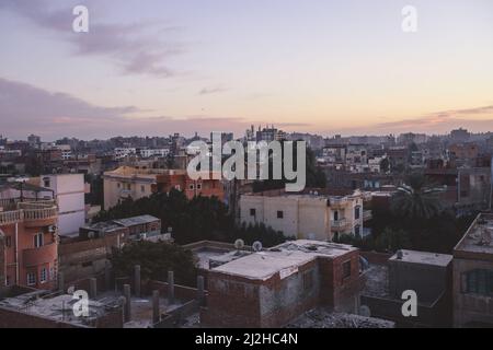 Sonnenuntergang Stadtbild Blick auf die Stadt Gizeh mit dem bunten Himmel und lokalen Gebäuden Stockfoto