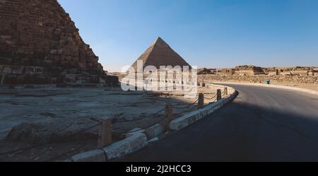 Natürlicher Blick auf die große Pyramide von Gizeh unter blauem Himmel und Tageslicht, Ägypten Stockfoto