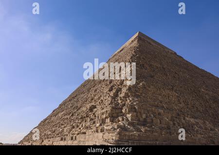 Natürlicher Blick auf die große Pyramide von Gizeh unter blauem Himmel und Tageslicht, Ägypten Stockfoto