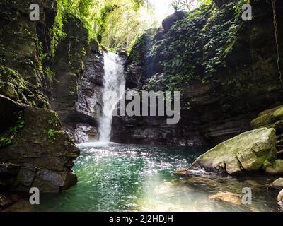 Wasserfall in einer Schlucht mit Sonnenlicht auf dem Wasser, Hsinchu County, Taiwan Stockfoto