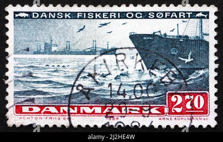 DÄNEMARK - UM 1984: Eine in Dänemark gedruckte Marke zeigt Schiffe auf See, Seeverkehr, Fischerei und Schifffahrt, um 1984 Stockfoto