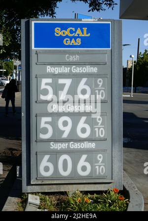 Los Angeles, Kalifornien, USA 18.. März 2022 Eine allgemeine Sicht auf die Atmosphäre der Gaspreise unterzeichnen 5,76-$6,06 Dollar am 18. März 2022 in Los Angeles, Kalifornien, USA. Foto von Barry King/Alamy Stockfoto Stockfoto