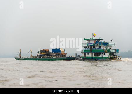 Schweres Transportschiff auf dem Napo River zur Rohölgewinnung im Amazonas-Regenwald, Yasuni-Nationalpark, Ecuador. Stockfoto