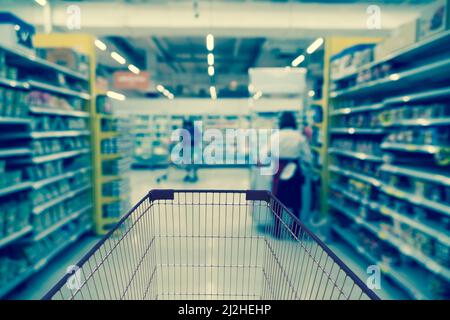 Abstrakt verschwommenes Foto von Geschäft mit Trolley im Kaufhaus Bokeh Hintergrund, Geschäft Supermarkt und Shopping verschwommen und Hintergrund Konzept Stockfoto