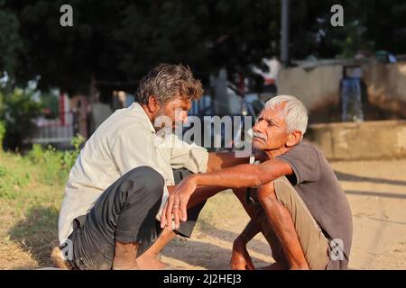 Pali Rajasthan, Indien-November 01 , 2021.Nahaufnahme eines indischen erwachsenen Barbiers sitzt draußen im Dorf macht einen älteren Mann die Ersparnisse (sh Stockfoto