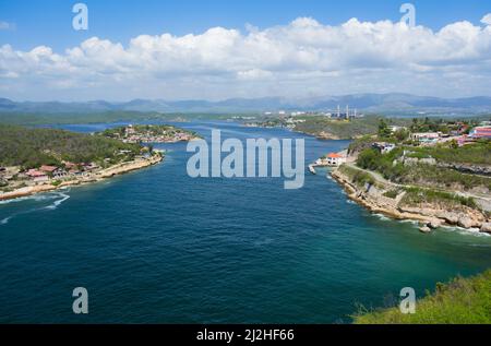 SANTIAGO DE CUBA, KUBA - 23. FEBRUAR; 2019 Blick auf die Küste vom Castillo del Morro mit weißen Wolken im Hintergrund Stockfoto