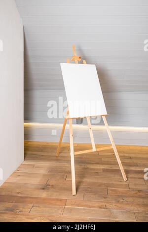 Malerei stehen hölzerne Staffelei mit leeren Leinwand Plakat Schild Board isoliert Stockfoto