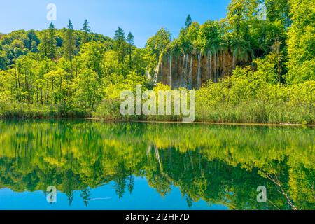 Der See Gradinsko jezero und der Wasserfall Mali Prstavac im kroatischen Nationalpark Plitvicer Seen in der Region Lika. UNESCO-Weltkulturerbe Stockfoto