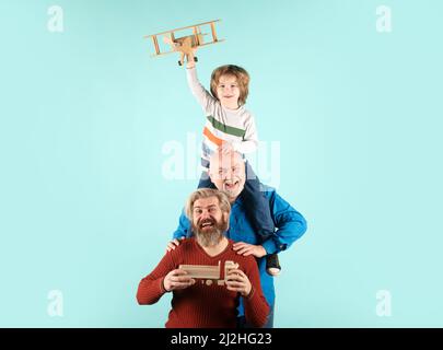 Vatertag. Kind hat Spaß mit Spielzeug Flugzeug. Männer Generation Familie mit drei verschiedenen Generationen Alter Großvater Vater und Sohn. Stockfoto