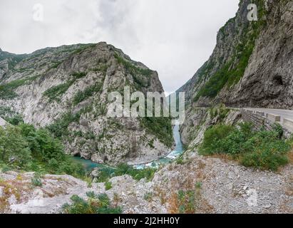 Malerischer Blick auf Moraca-fluss Canyon vom Mountain Road im Licht der trübe Sommer Tag, Montenegro. Stockfoto