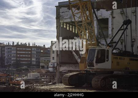 Ein großer Kran, der am Hausbau in der Stadt arbeitet. Liebherr HS 853 Stockfoto