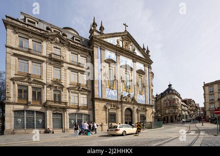 Porto, Portugal. März 2022. Blick auf die Kirche Santo António dos Congregados im Stadtzentrum Stockfoto