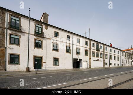 Porto, Portugal. März 2022. Außenansicht des Hauptquartiers des Provinzkommandos der Republikanischen Nationalgarde im Stadtzentrum Stockfoto