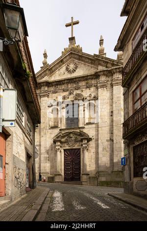 Porto, Portugal. März 2022. Außenansicht der Kirche Nossa Senhora da Vitória im Stadtzentrum Stockfoto