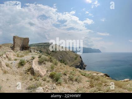 Küste mit Ruinen der genuesischen Festung auf der Klippe vom Eingang zum Balaklava-Einlass in Richtung Kap Aya, Sewastopol, Krim, Russland. Stockfoto