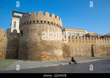 BAKU, ASERBAIDSCHAN - 04. JANUAR 2018: An den alten Festungsmauern Stockfoto