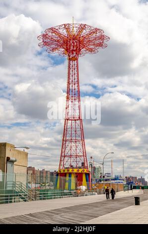 Red Parachute Jump, Luna Park Amusement Park auf Coney Island mit Strandpromenade im Vordergrund, Brooklyn New York City an sonnigen Wintertagen mit cl Stockfoto