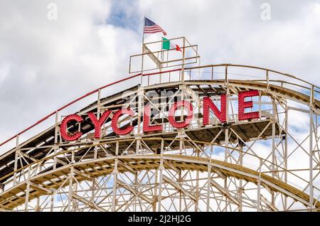 Zyklon-Achterbahn aus Holz, rotes Logo mit amerikanischer italienischer Flagge auf der Oberseite, Close-Up, Luna Park Amusement Park, Coney Island, Brooklyn, New York City Stockfoto