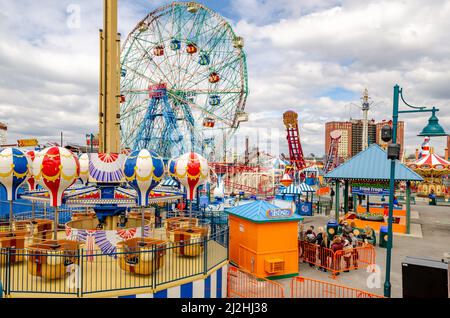 Luna Park Vergnügungspark auf Coney Island, Brooklyn, verschiedene Fahrgeschäfte und Menschen warten in der Schlange während des Jewish National Day, New York City, Wintertag w Stockfoto
