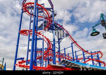 Soarin' Eagle Red Achterbahn auf Coney Island, Brooklyn, New York City während des Wintertages mit bewölktem Himmel, Blick aus dem niedrigen Winkel, horizontal Stockfoto