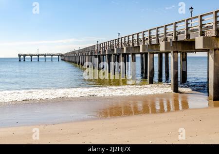 Pat Auletta Steeplechase Pier am Coney Island Beach, Blick von der Seite, Keine Menschen, Brooklyn, New York City an sonnigen Wintertagen klarer Himmel, Horizont Stockfoto