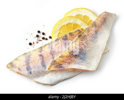 Frisches, rohes Zander-Fischfilet mit Zitrone und Pfeffer isoliert auf weißem Hintergrund, Draufsicht Stockfoto