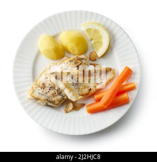 Platte aus geröstetem Zanderfilet mit Knoblauch und Gemüse isoliert auf weißem Hintergrund, Draufsicht Stockfoto
