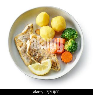 Platte aus geröstetem Zanderfilet mit Knoblauch und Gemüse isoliert auf weißem Hintergrund, Draufsicht Stockfoto