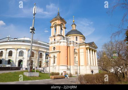 MOSKAU, RUSSLAND - 14. APRIL 2022: Die alte Kirche von Barbara der Großen Märtyrerin an einem sonnigen Apriltag Stockfoto