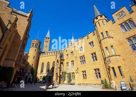 Zentraler Innenhof im Schloss Hohenzollern. Die Burg Hohenzollern ist eine Hügelburg auf dem Berg Hohenzollern, einem isolierten Vorgebirge der Stockfoto