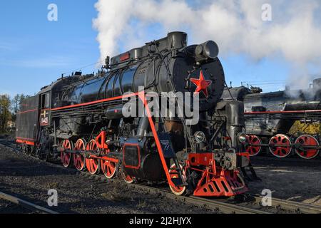 SORTAVALA, RUSSLAND - 07. OKTOBER 2021: Sowjetische Güterzuglokomotive der Baureihe L (L-4429, Lebedyanka) am Bahnhof Sortavala auf einem sonnigen OC Stockfoto