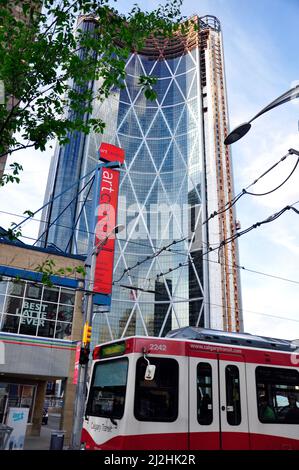 Die C-Train fährt am Art Central und dem Bow Tower in der Innenstadt von Calgary, Alberta, 21. Juni 2011. Stockfoto