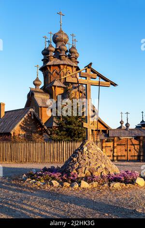 SWJATOGORSK, UKRAINE - 31. OKTOBER 2021: Dies ist die Zelle im traditionellen Stil des Swjatogorsk Lavra mit einer alten Holzkirche bei Sonnenuntergang. Stockfoto