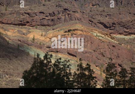 Gran Canaria, bunte ungewöhnliche Felsformation Fuente de los Azulejos in der Gemeinde Mogan im Südwesten der Insel 1 Stockfoto